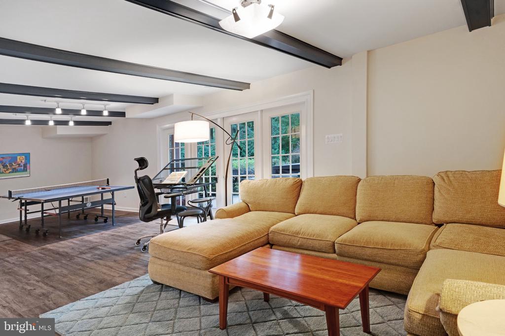 1104 FLOR LANE