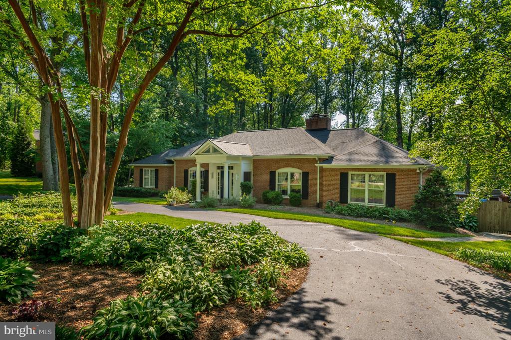 1104 FLOR LANE