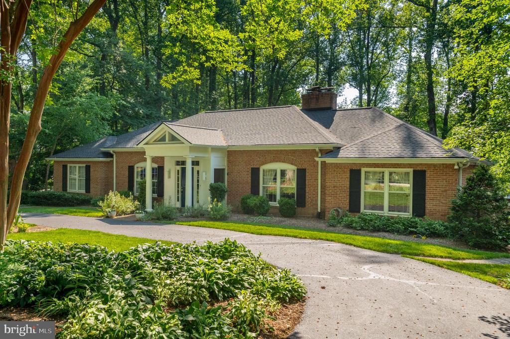 1104 FLOR LANE