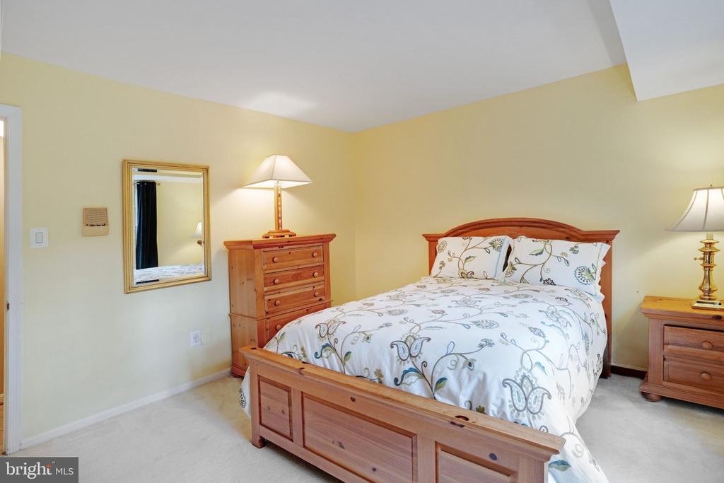 1104 FLOR LANE