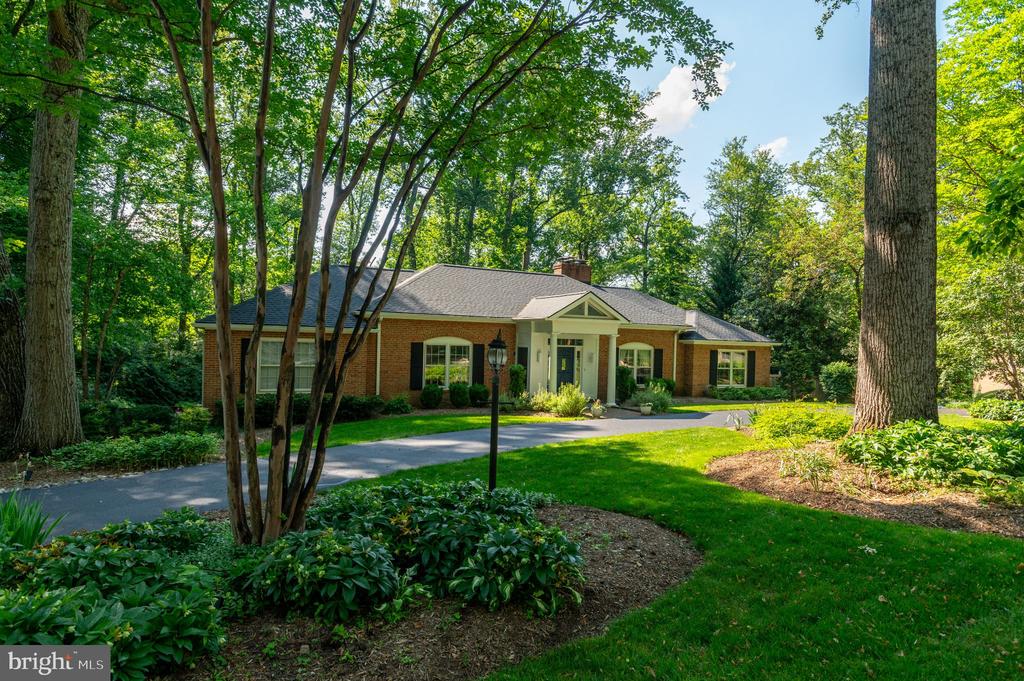 1104 FLOR LANE