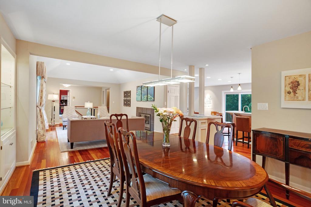1104 FLOR LANE