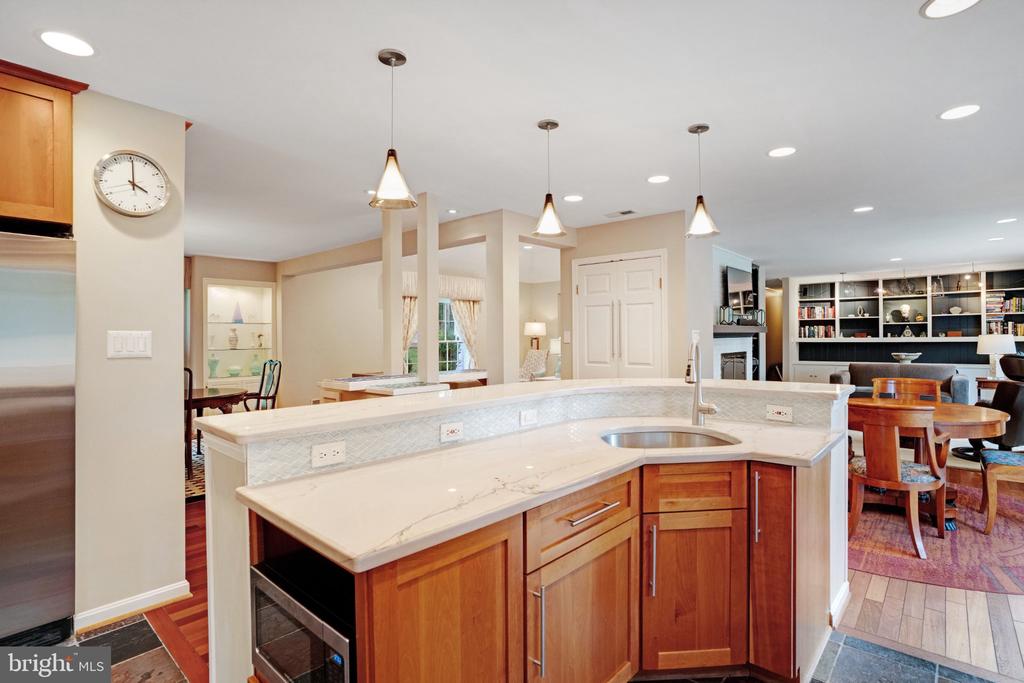 1104 FLOR LANE
