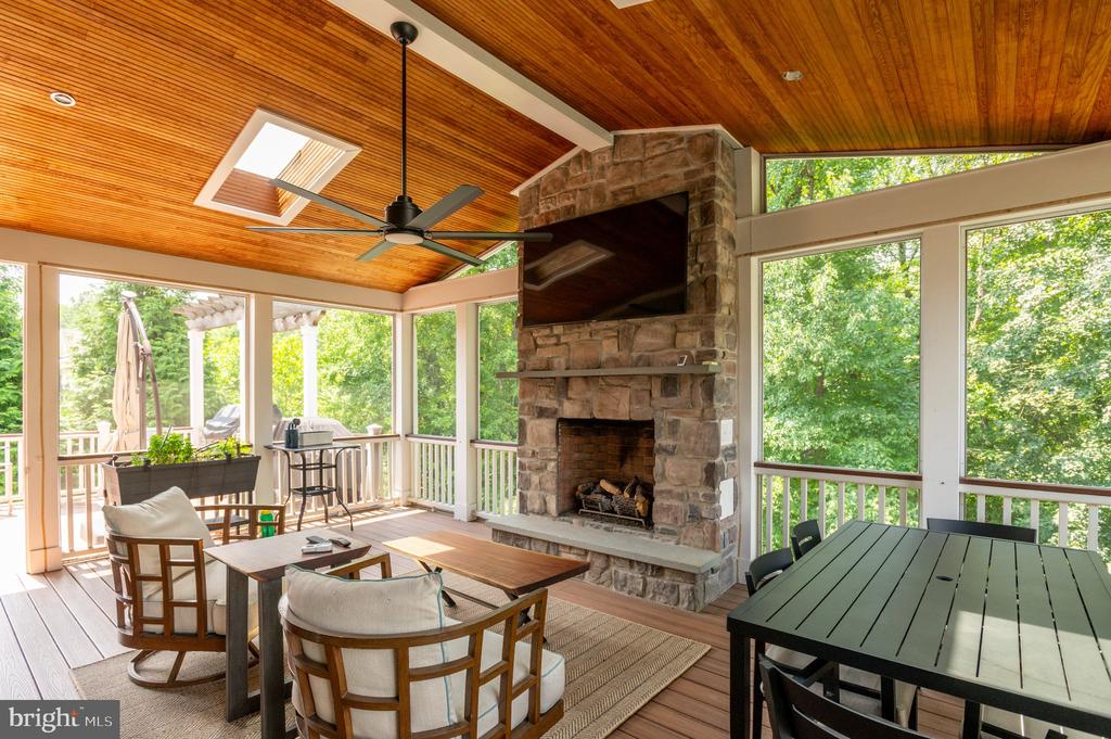 1302 SCOTTS RUN ROAD