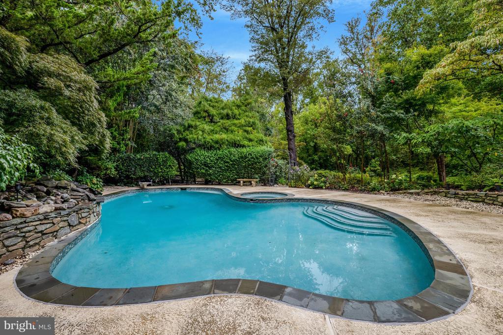 6952 KYLEAKIN COURT
