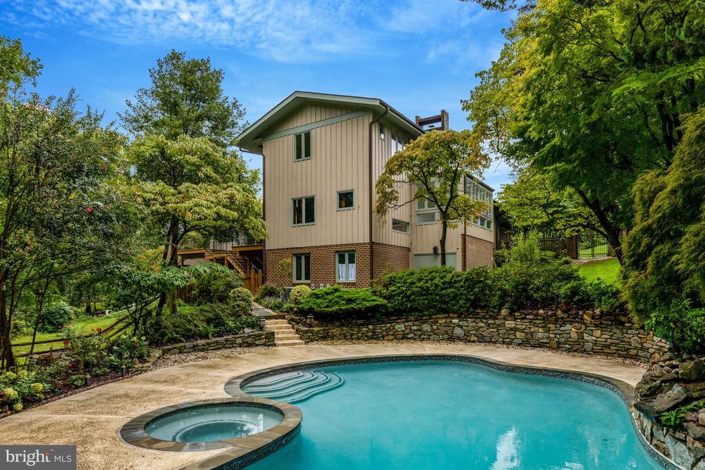 6952 KYLEAKIN COURT