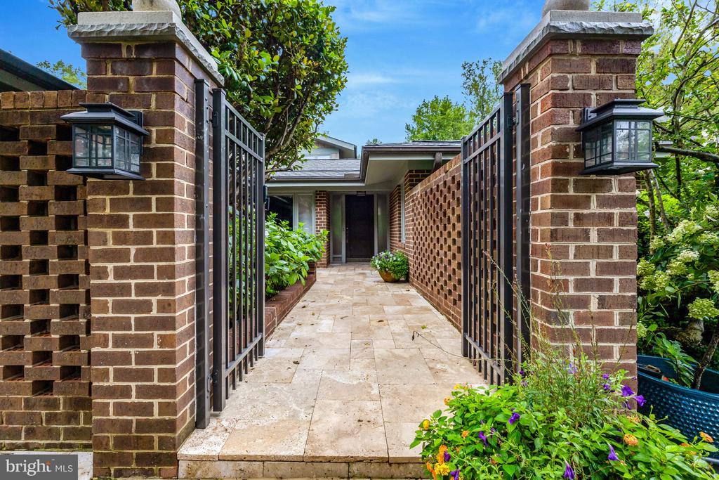 6952 KYLEAKIN COURT