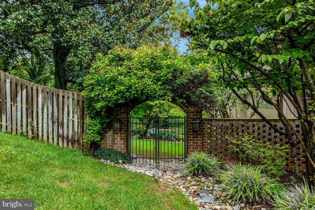 6952 KYLEAKIN COURT