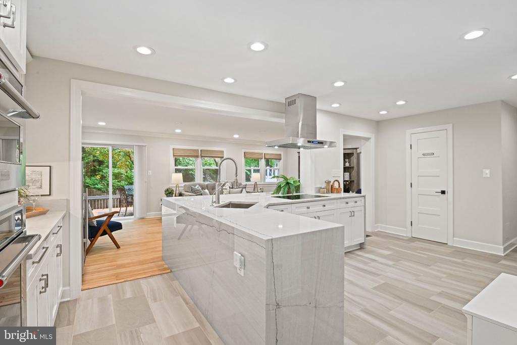 515 WOODLAND COURT NW