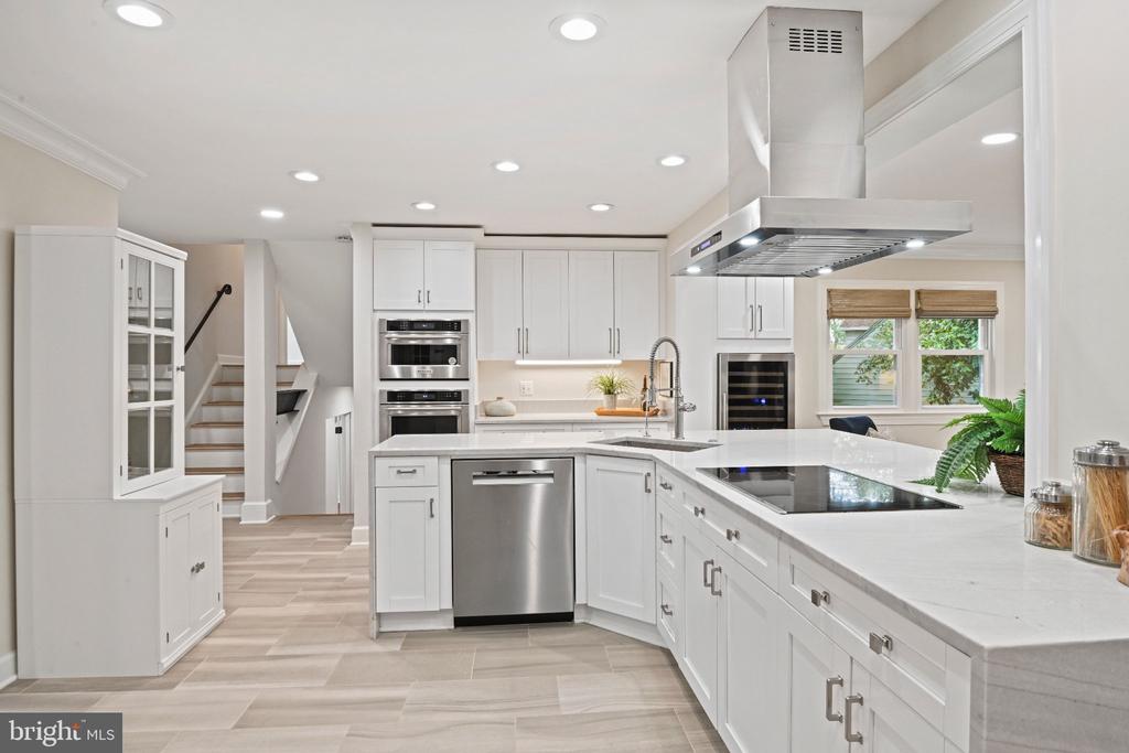 515 WOODLAND COURT NW