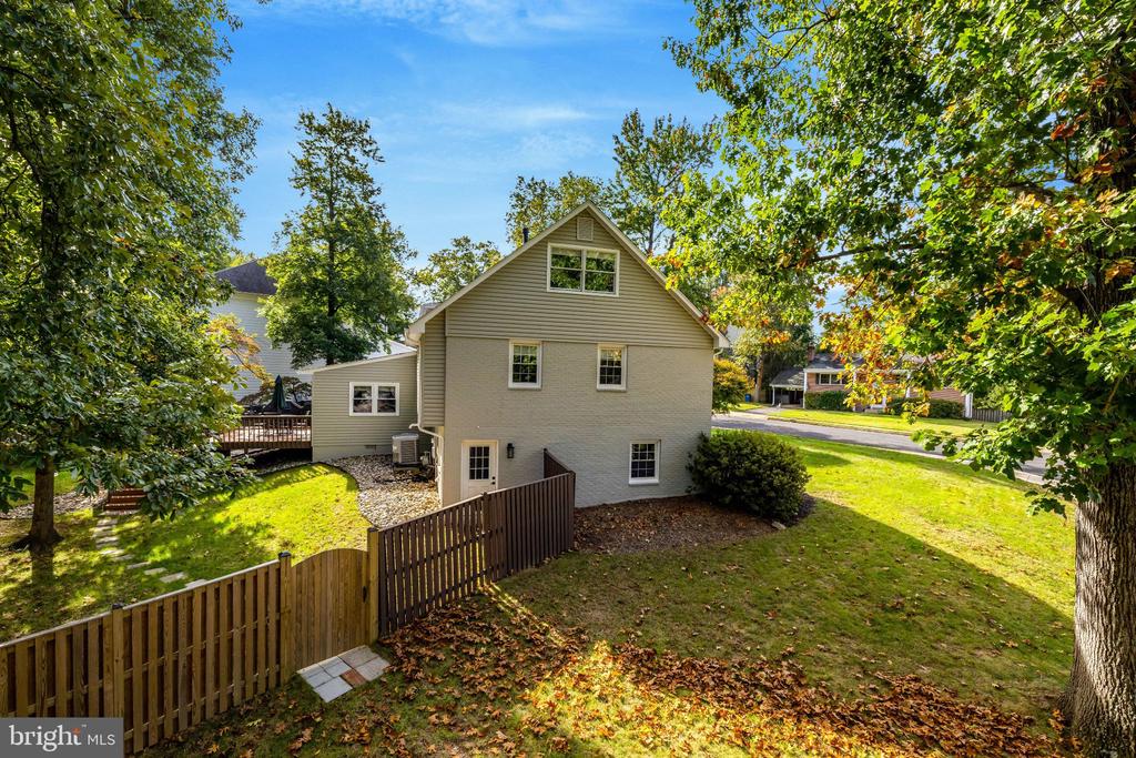 515 WOODLAND COURT NW