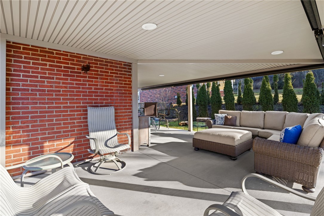 4 Greenlawn Dr