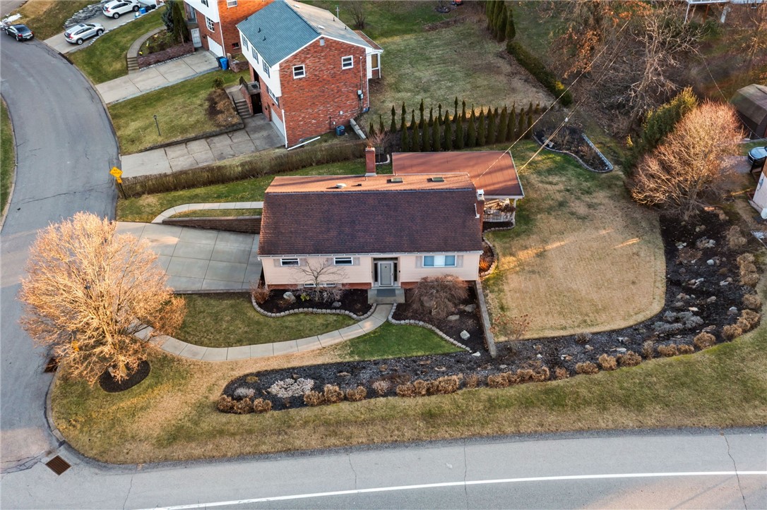 4 Greenlawn Dr