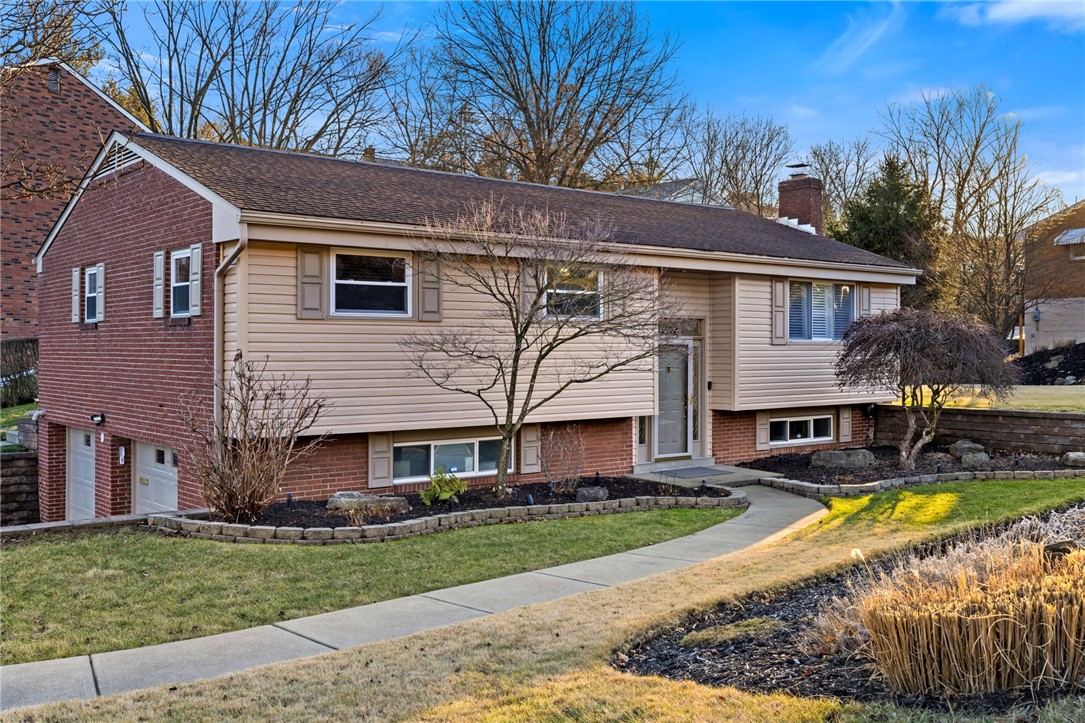 4 Greenlawn Dr