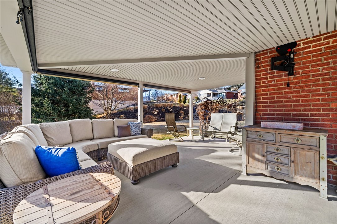 4 Greenlawn Dr