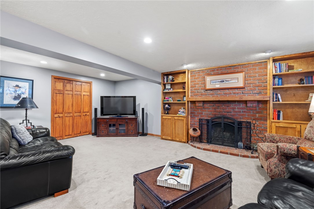 4 Greenlawn Dr