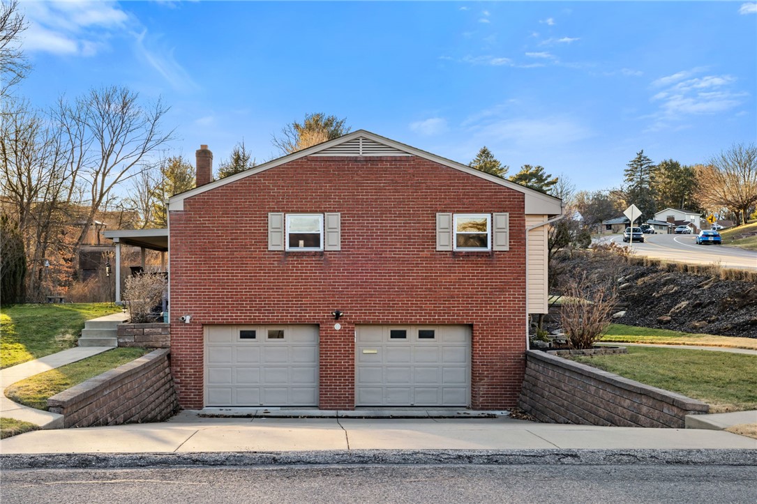 4 Greenlawn Dr