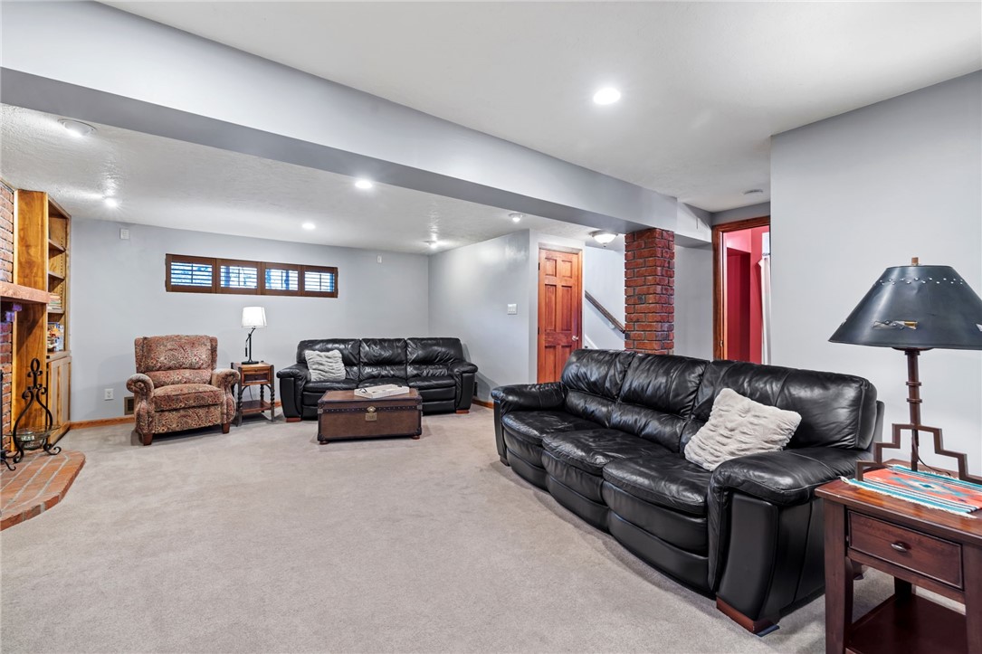 4 Greenlawn Dr