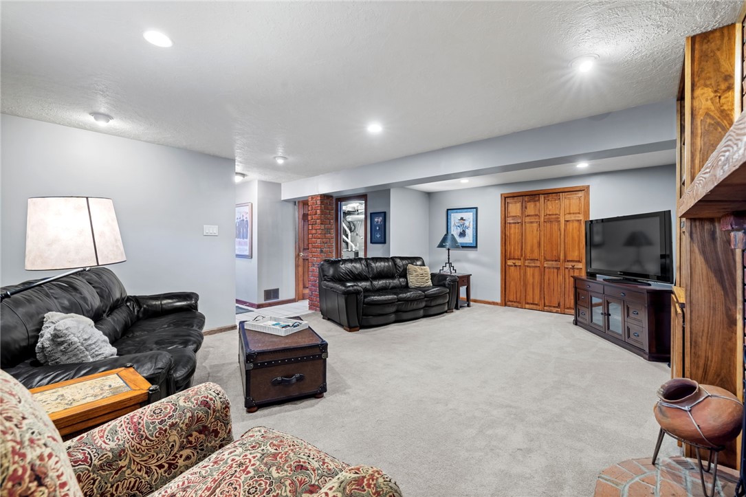 4 Greenlawn Dr