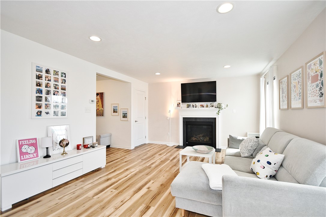 1037 Oakbrooke Dr