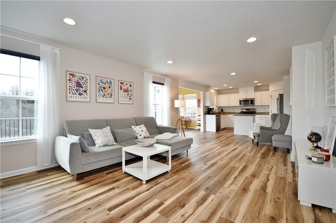 1037 Oakbrooke Dr