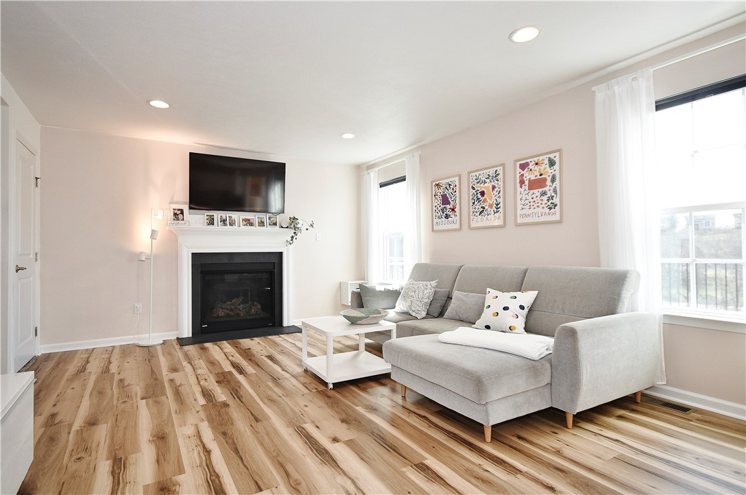 1037 Oakbrooke Dr