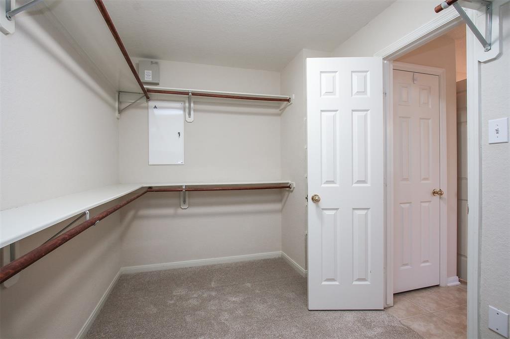 10 W Foxbriar Forest Circle