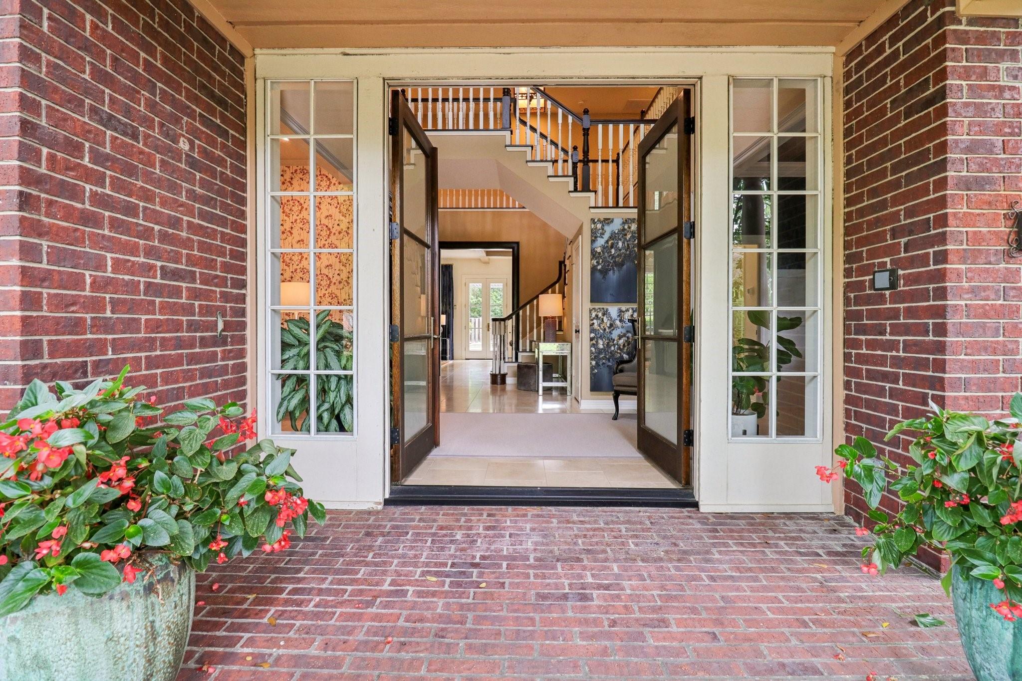 18 Woodmere Place