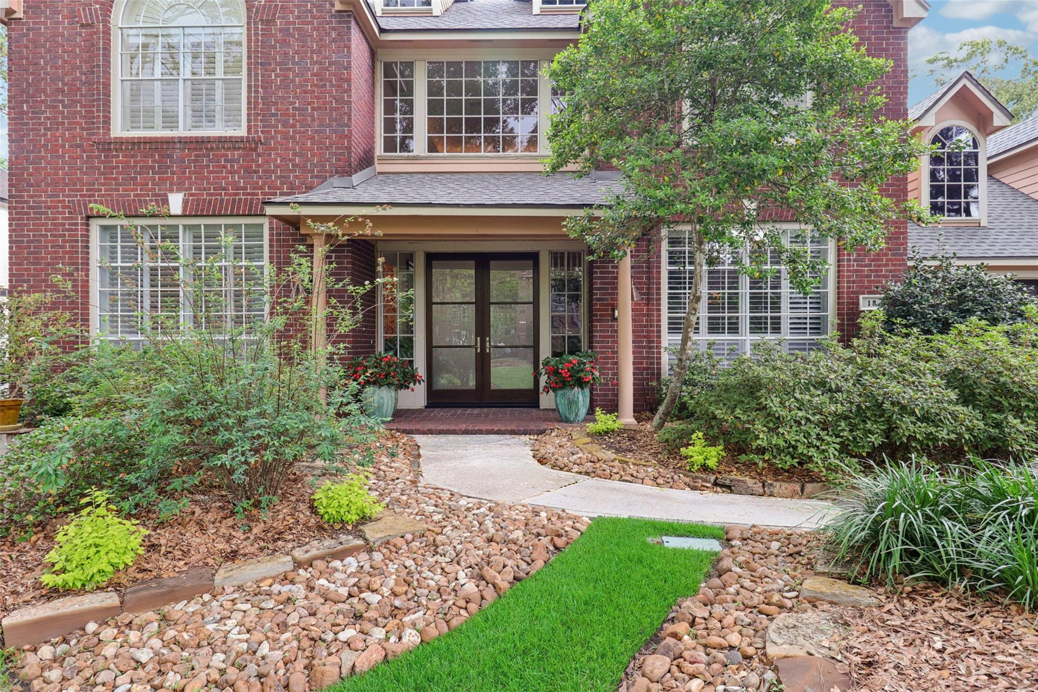 18 Woodmere Place