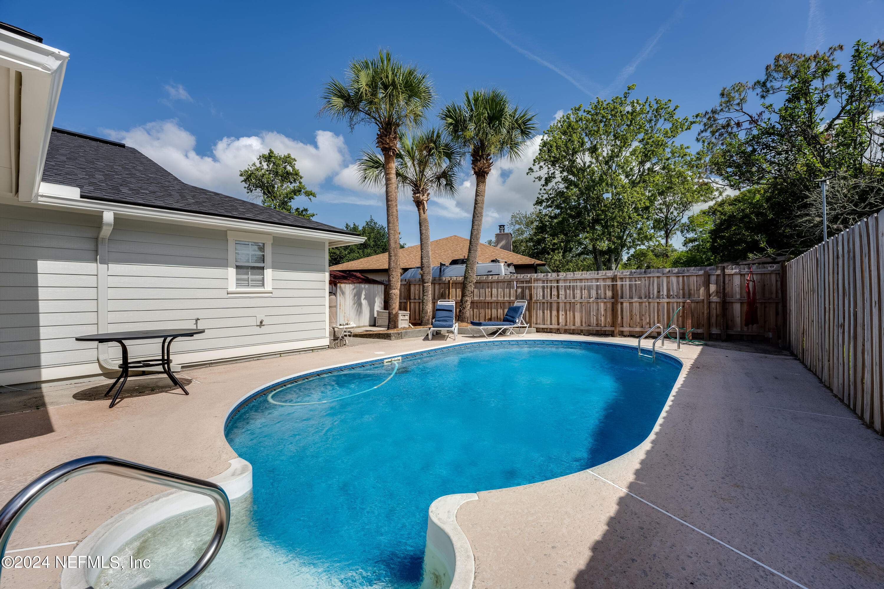 10747 CROSSTIE Road E