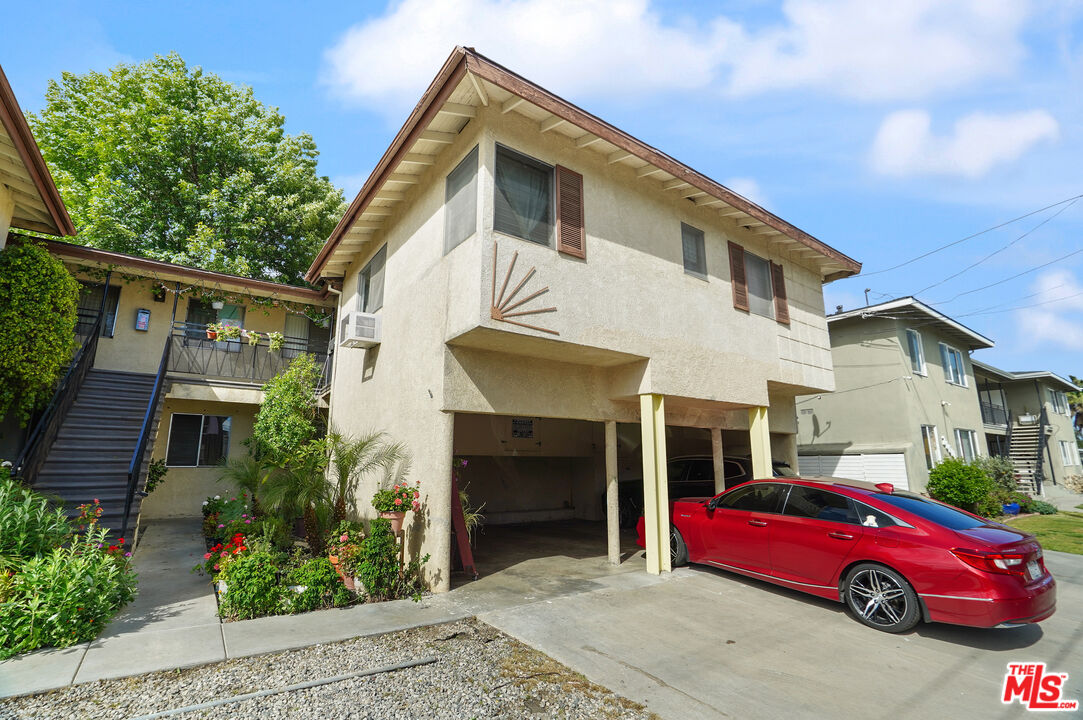 20609 Hartland St Unit: B
