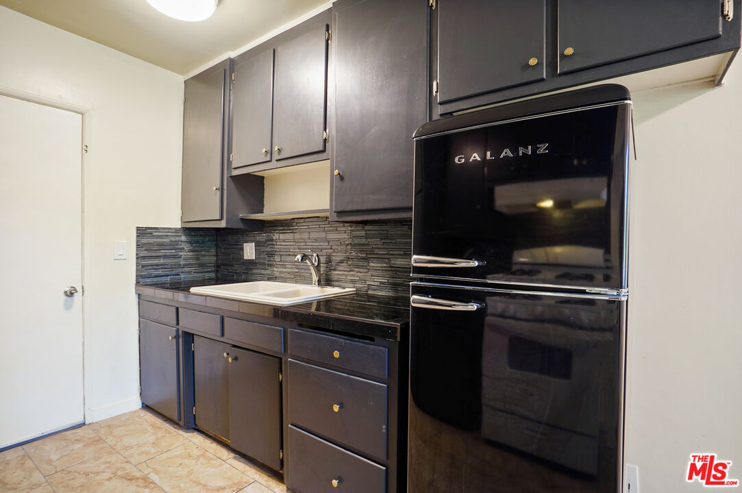 20609 Hartland St Unit: B
