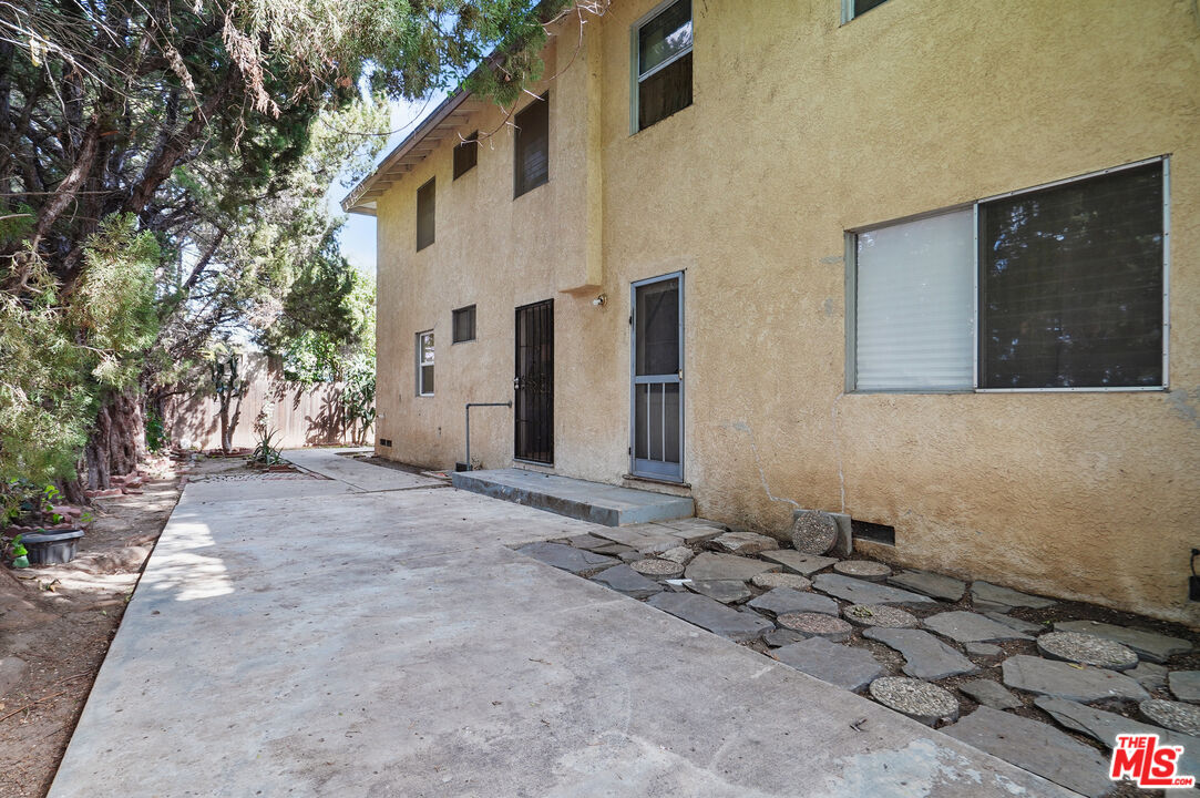 20609 Hartland St Unit: B
