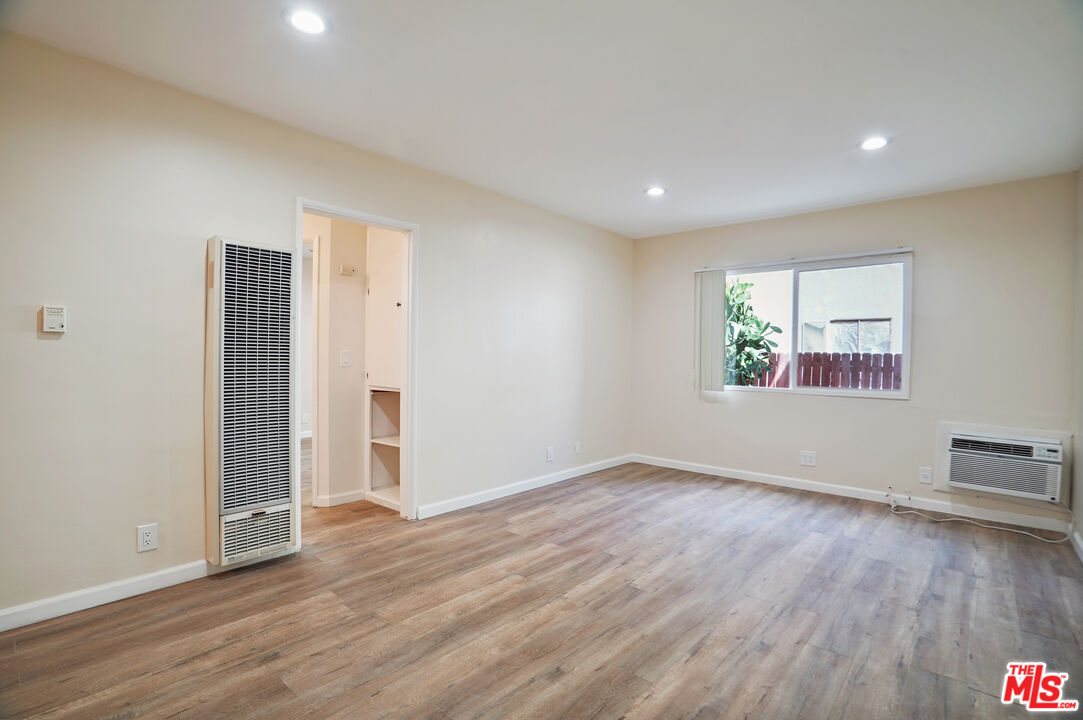 20609 Hartland St Unit: B