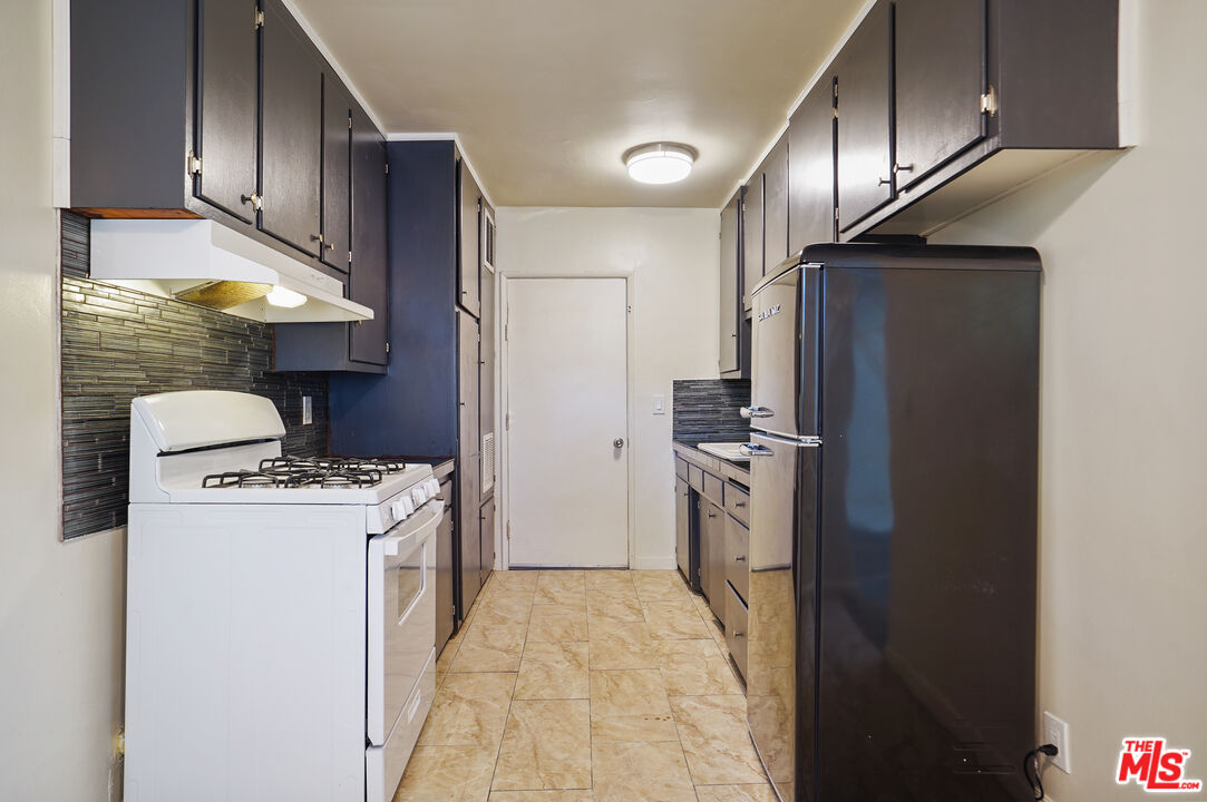 20609 Hartland St Unit: B
