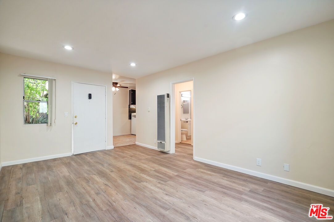 20609 Hartland St Unit: B