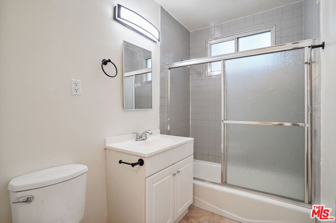 20609 Hartland St Unit: B