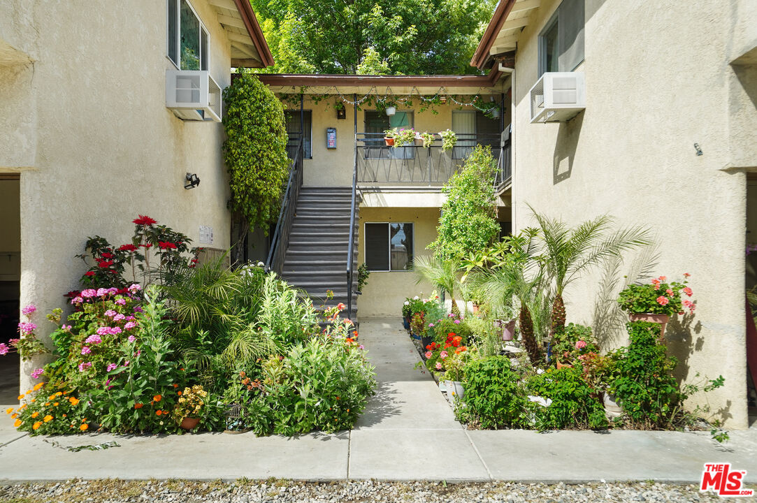 20609 Hartland St Unit: B