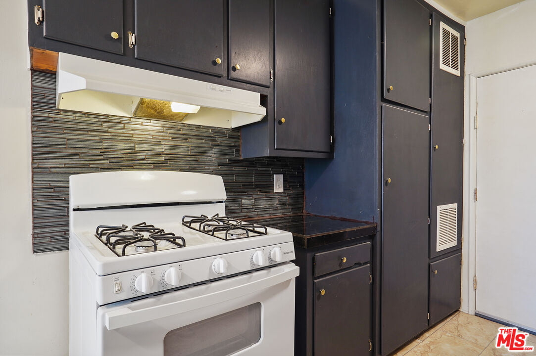 20609 Hartland St Unit: B