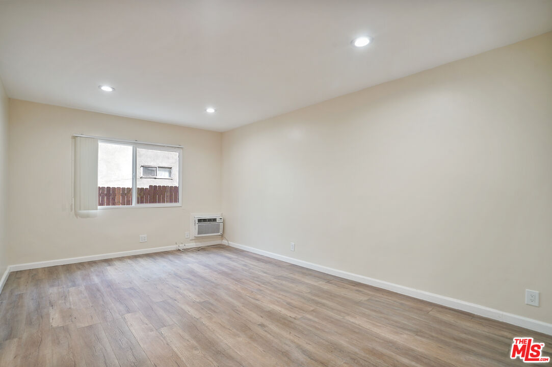 20609 Hartland St Unit: B