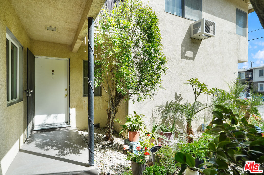 20609 Hartland St Unit: B