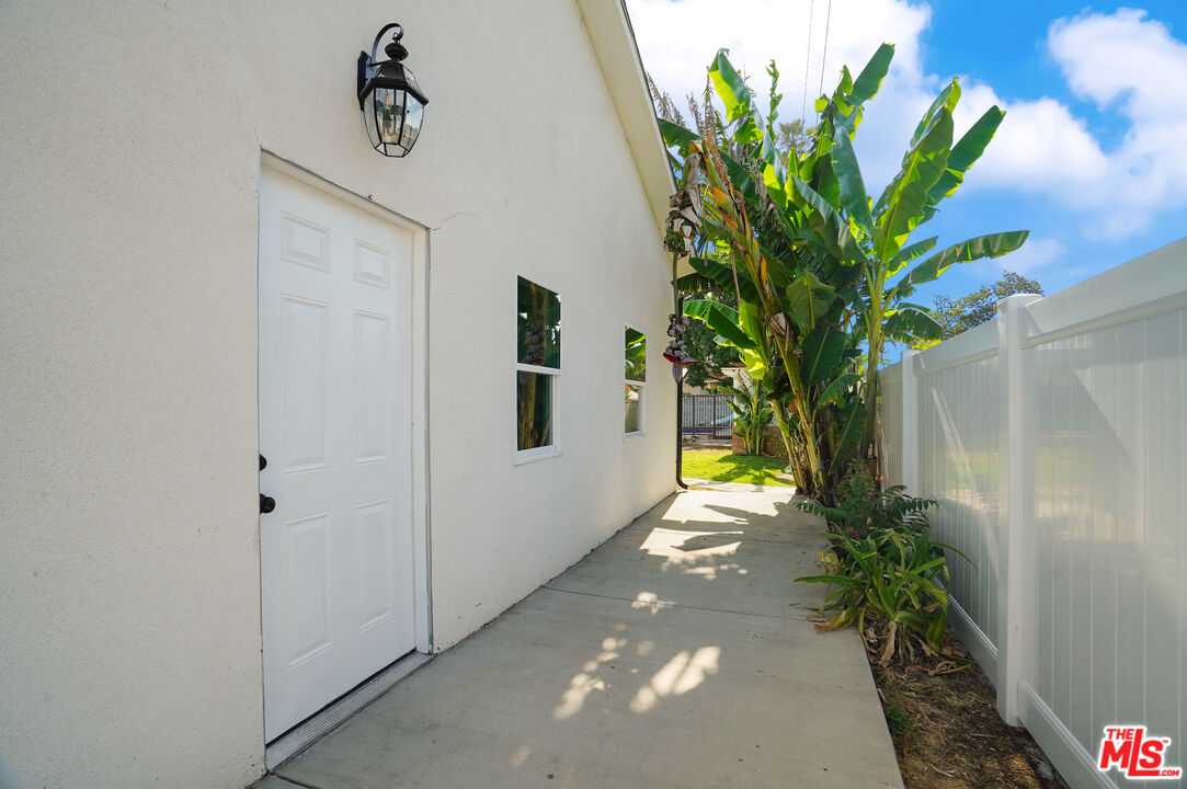 6728 Lindley Ave