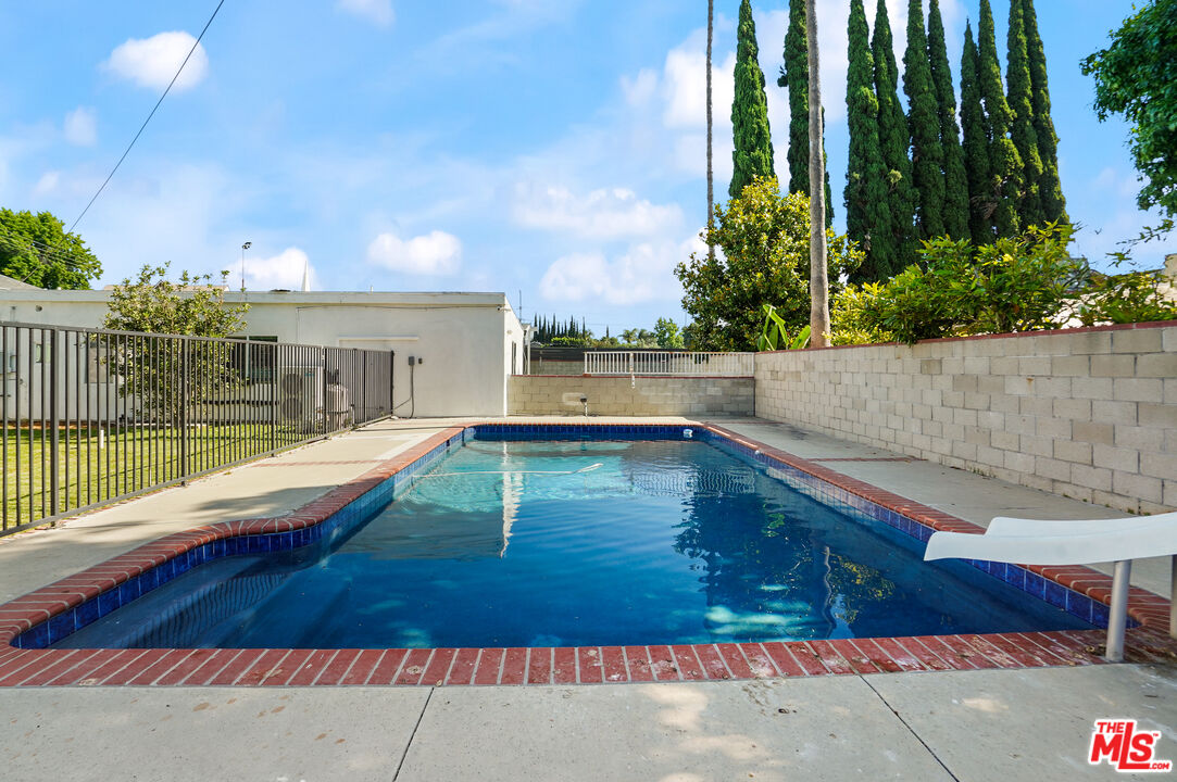6728 Lindley Ave