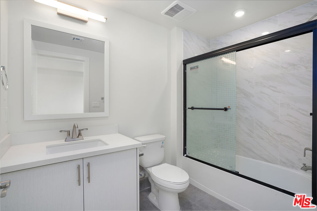 1832 S Barrington Ave Unit: 403