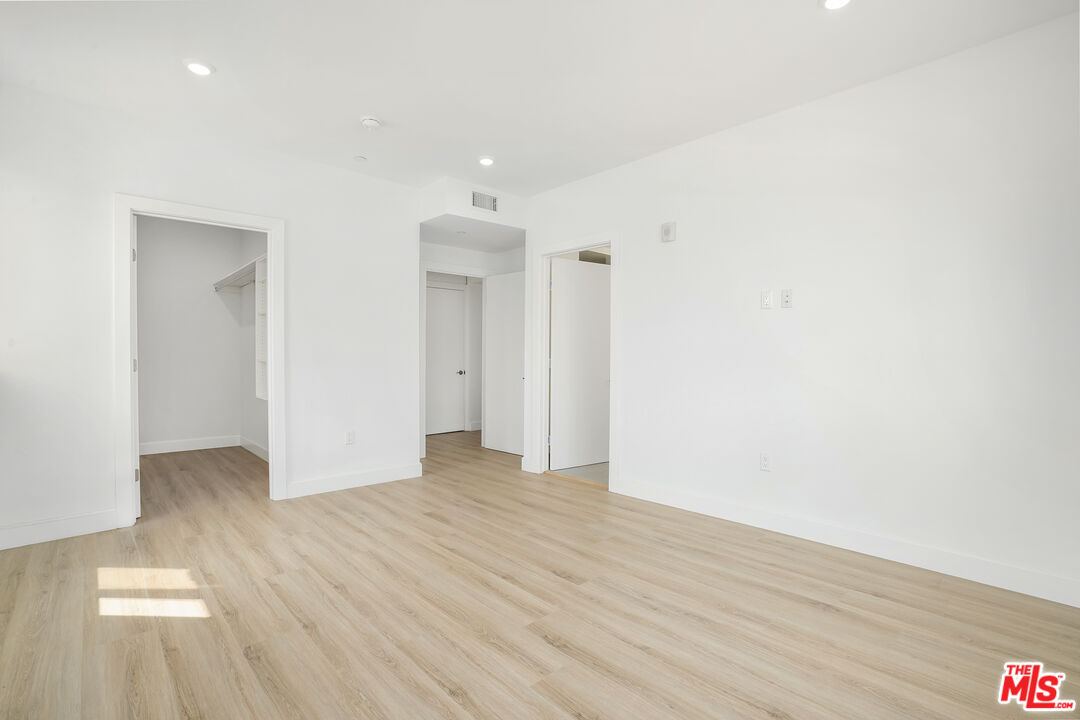1832 S Barrington Ave Unit: 403