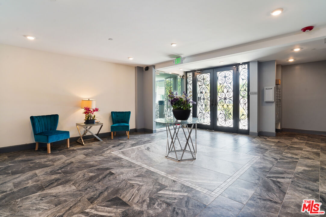 1832 S Barrington Ave Unit: 403
