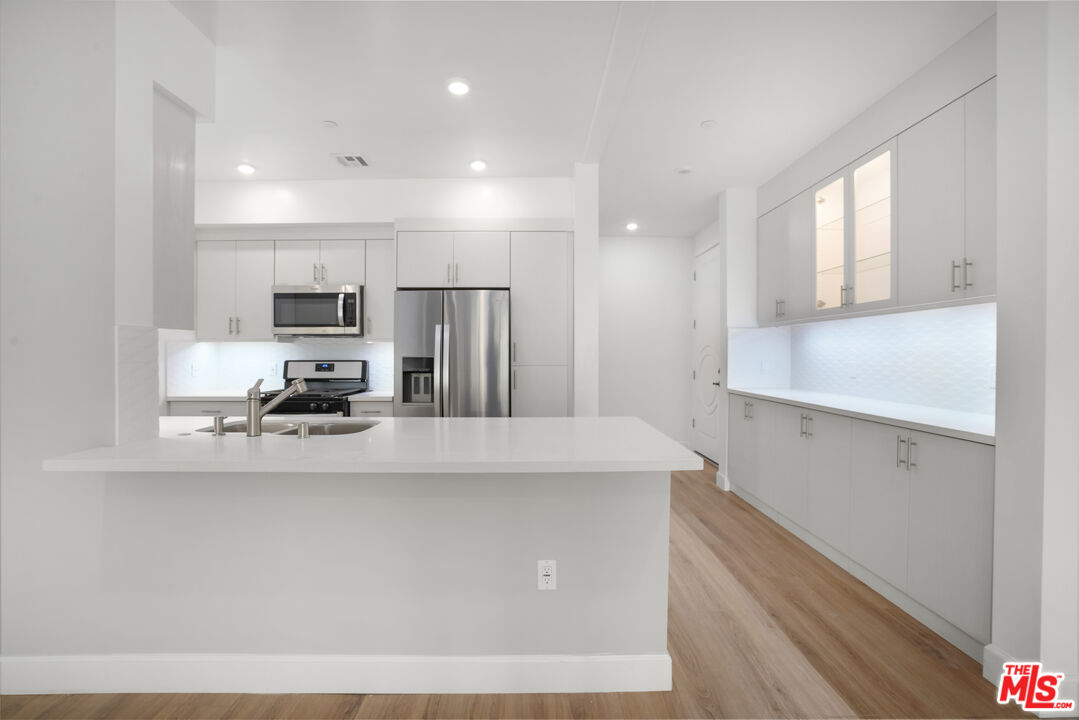 1832 S Barrington Ave Unit: 403