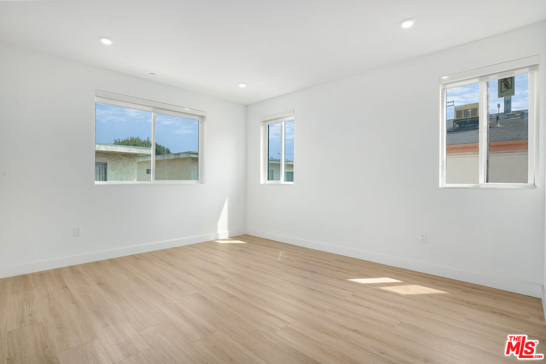 1832 S Barrington Ave Unit: 403