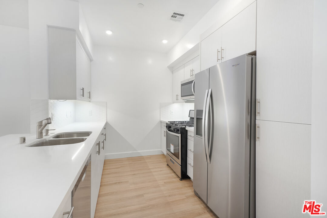 1832 S Barrington Ave Unit: 403