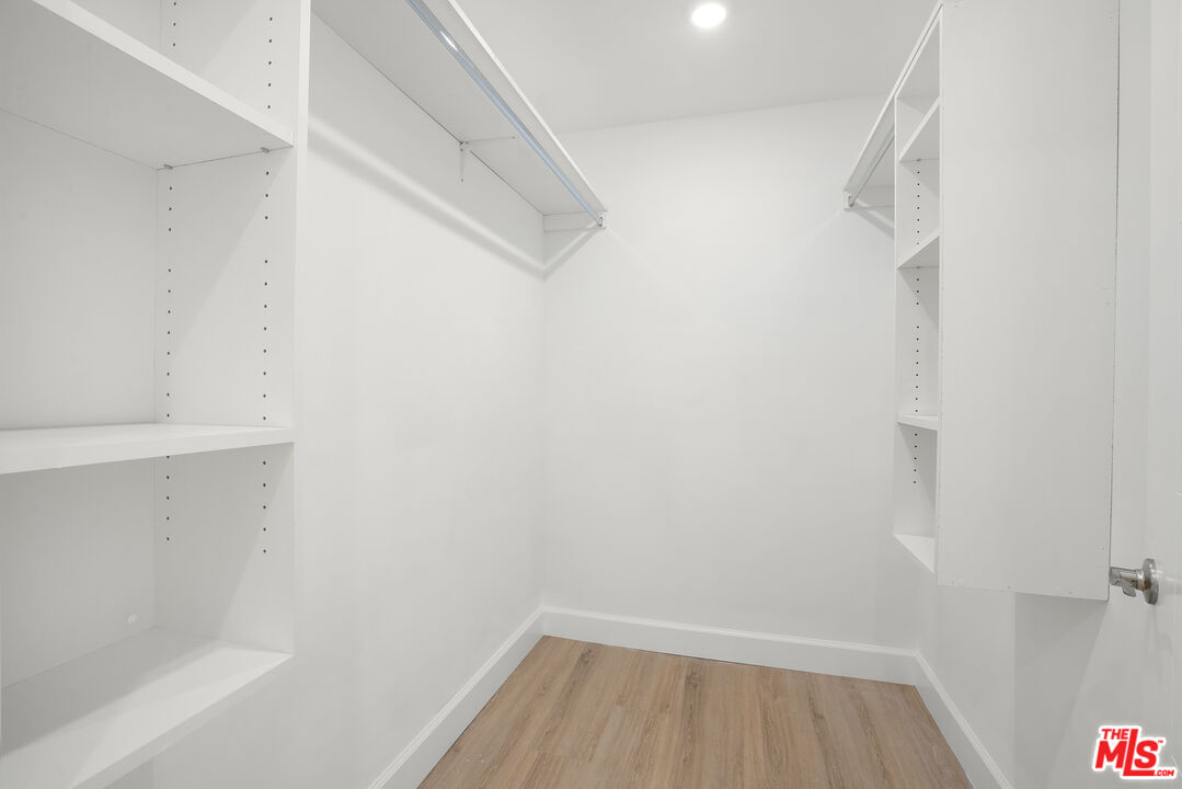 1832 S Barrington Ave Unit: 403